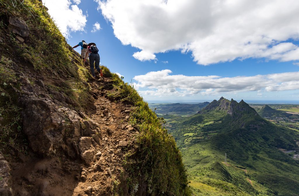 deux personnes au sommet du pouce, ile maurice